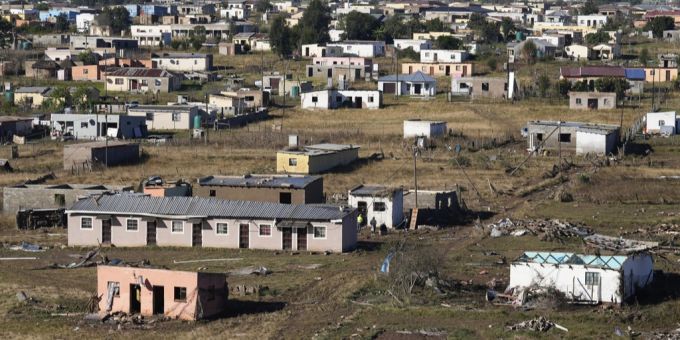 Überschwemmungen haben in Südafrika diverse Schäden angerichtet. Mehrere Personen verstarben. Flut Südafrika