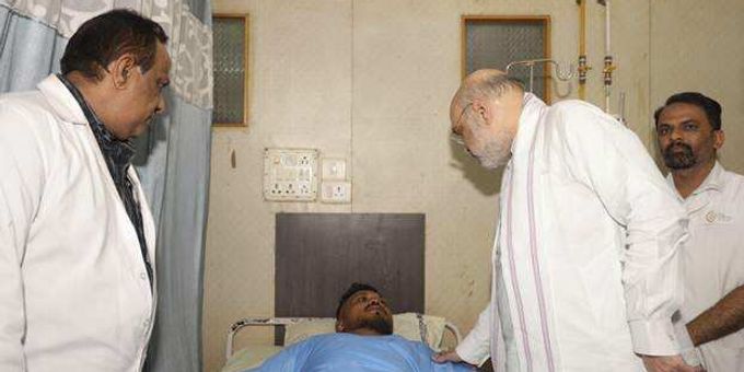 Indiens Premier Modi (2. v. r) besuchte den einzigen Überlebenden des Flugzeugabsturzes, von Air India, Vishwash Kumar Ramesh, im Spital. Air India