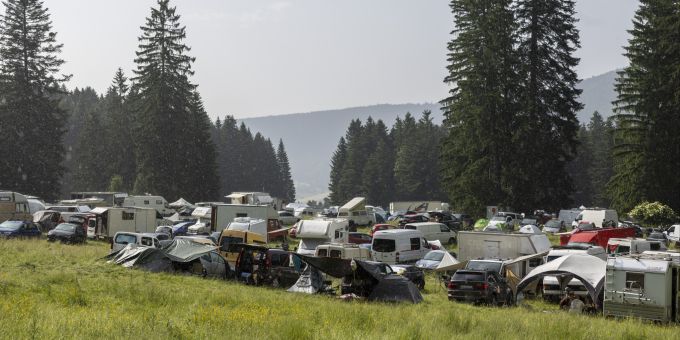 Die Rave-Party zog Leute aus ganz Europa an. Malleray Rave