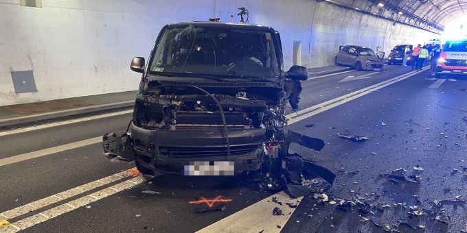 Roveredo GR: Verkehrsunfall im San Fedele Tunnel – Drei Verletzte. Roveredo GR