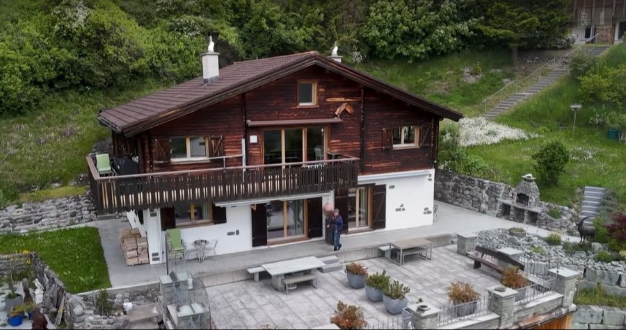 Liesch zeigt sein Haus in Brienz GR mithilfe von Drohnen und Bodycams von der SRF-Rundschau.