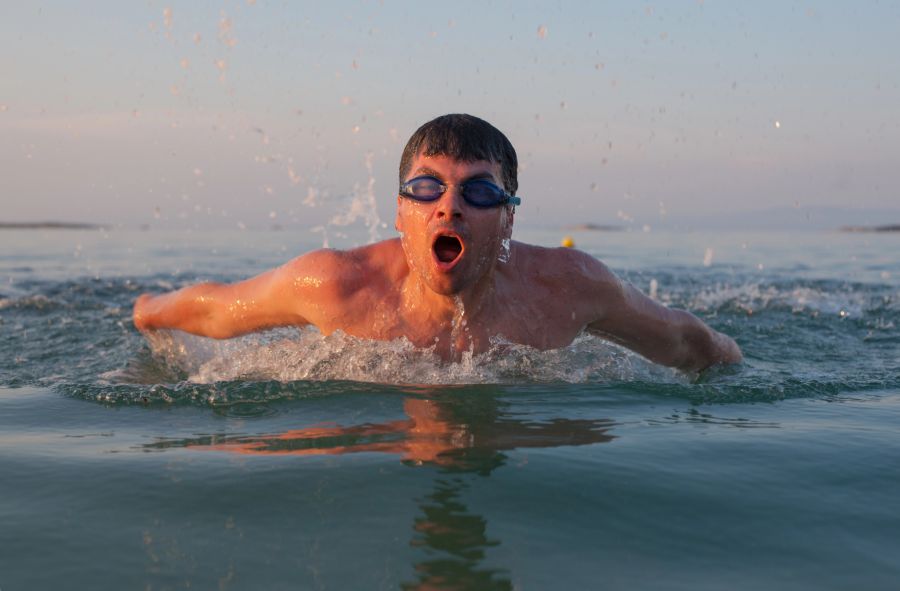 mann schwimmt