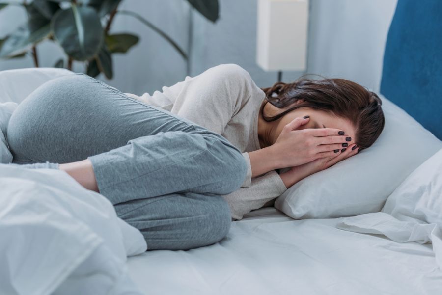 traurige frau im bett