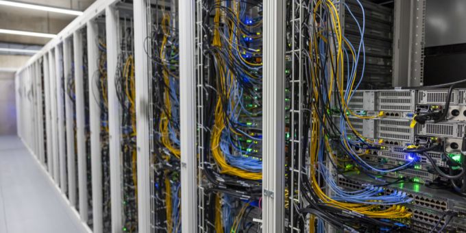 Auch für den Ausbau seiner Rechenzentren in der Schweiz investiert Microsoft. (Symbolbild) microsoft 400 millionen dollar