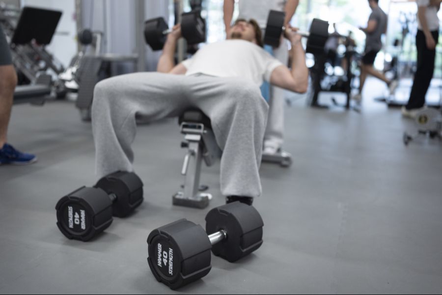 Michel Brügger, Betreiber des Athletgym in Biberist, führt nun Bussen ein fürs Nicht-Wegräumen von Inventar.