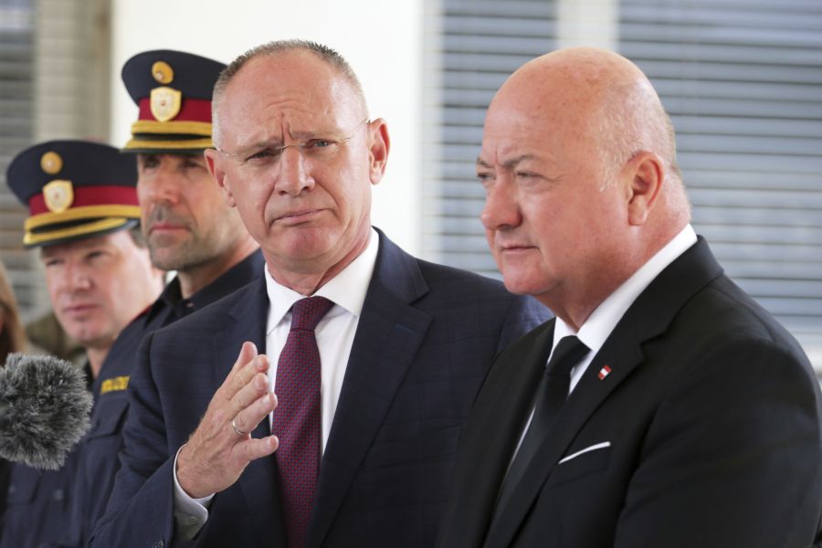 Der österreichische Minister Gerhard Karner (Mitte) und der Kanzler Christian Stocker (rechts) bei einer Medienkonferenz nach dem Amoklauf in Graz.