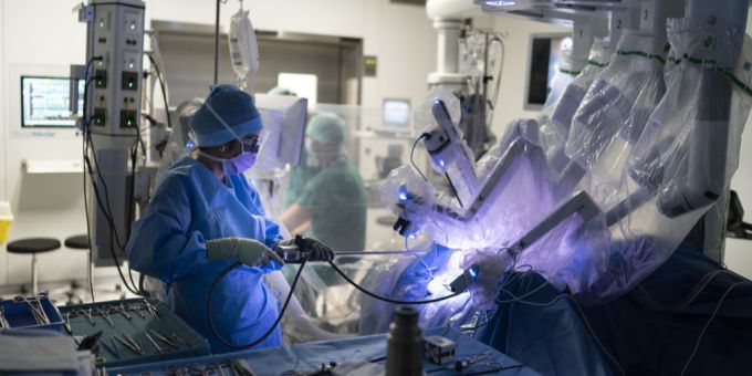 In Angola wurde ein Patient von einem 11'000 Kilometer entfernten Chirurgen robotergestützt operiert. tele chirurgie