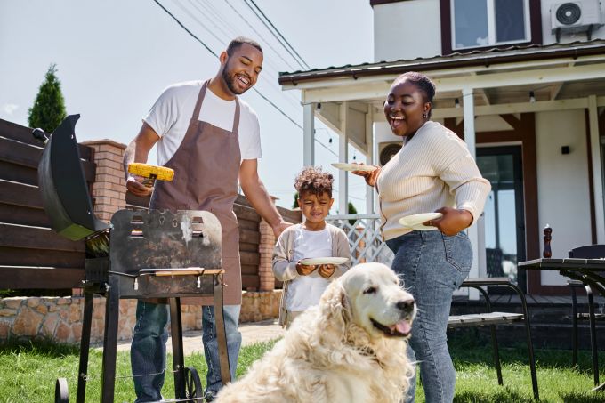 Wer seinen Hund an seinem BBQ teilhaben lassen möchte, tut gut daran, sich vorher mögliche Konsequenzen auszumalen. hund bbq grillen rezepte