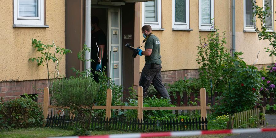Die Polizei Dormagen fand am Freitagnachmittag in einer Wohnung eine 37-jährige Tote.
