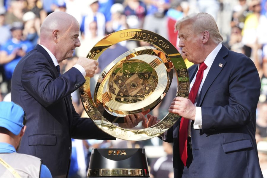 Für kuriose Szenen nach Spielende sorgte übrigens auch Donald Trump.