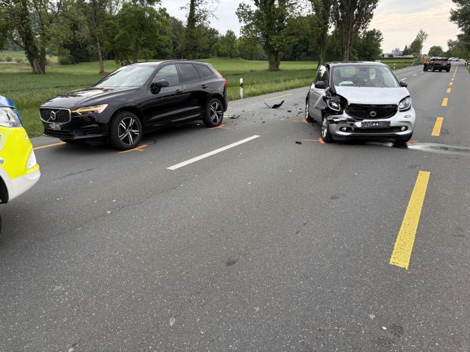 Die Kollision führte zu Verkehrsbehinderungen. Sachschaden