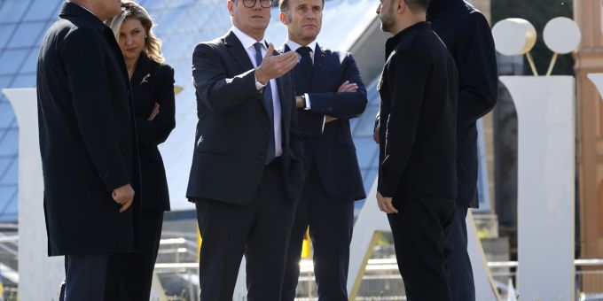Der polnische Premierminister Donald Tusk, die ukrainische First Lady Olena Zelenska, der britische Premierminister Keir Starmer, der französische Präsident Emmanuel Macron, der ukrainische Präsident Volodymyr Zelensky und der deutsche Bundeskanzler Friedrich Merz besuchen den Unabhängigkeitsplatz in Kiew, Ukraine. kiew
