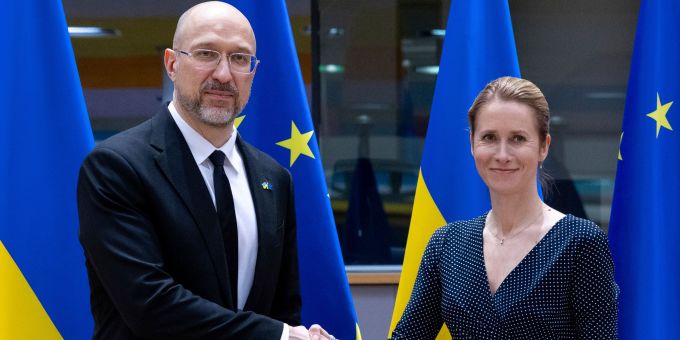 Symbolisch am Europatag reiste die EU-Aussenbeauftragte Kaja Kallas (r) in Begleitung von Aussenministern der EU-Staaten ins westukrainische Lwiw (Lemberg) unter anderem zu Gesprächen mit dem ukrainischen Regierungschef Denys Schmyhal (l). (Archivbild) Schmyhal und Kallas