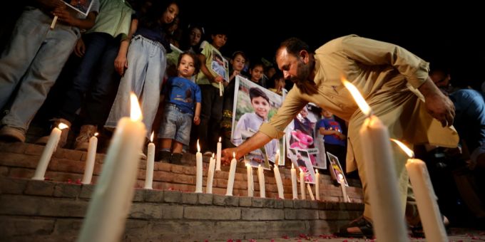 Menschen erinnern an die pakistanischen Opfer der indischen Angriffe. pakistan indien