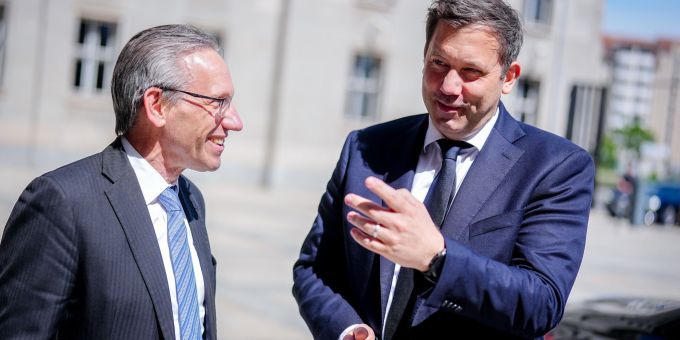 Vizekanzler Klingbeil (r.) hat das Finanzministerium übernommen. (Archivbild) Klingbeil