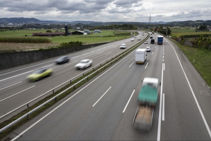 Der Unfall ereignete sich auf der A1 im Raum Bern. (Archivbild) Unfall Polizist Handy Videoaufnahme