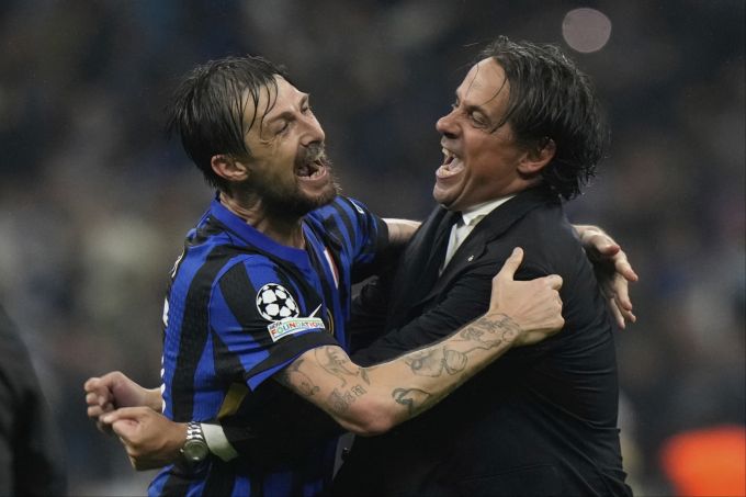 Francesco Acerbi feiert mit Inter-Trainer Simone Inzaghi. Francesco Acerbi Inter Mailand