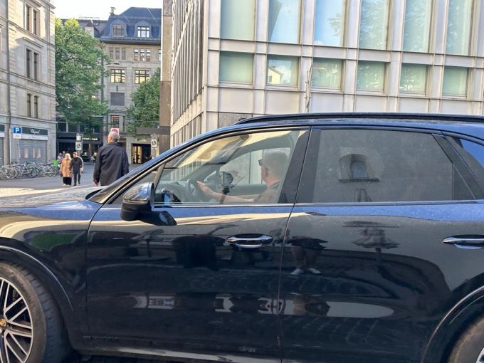 Becker muss einen anderen Weg zu seinem Fünf-Sterne-Hotel suchen. boris becker