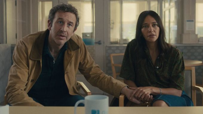 Mike (Chris O'Dowd) and Rashida Jones (Amanda) in «Black Mirror: Common People». Netflix