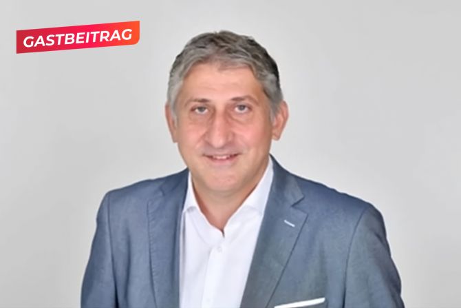 Mann Gastbeitrag Porträtfoto grau