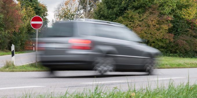 Die Seniorin fuhr deutlich zu schnell, empfindet die geforderte Strafe der Staatsanwaltschaft vor Gericht aber «viel zu hoch». Raser