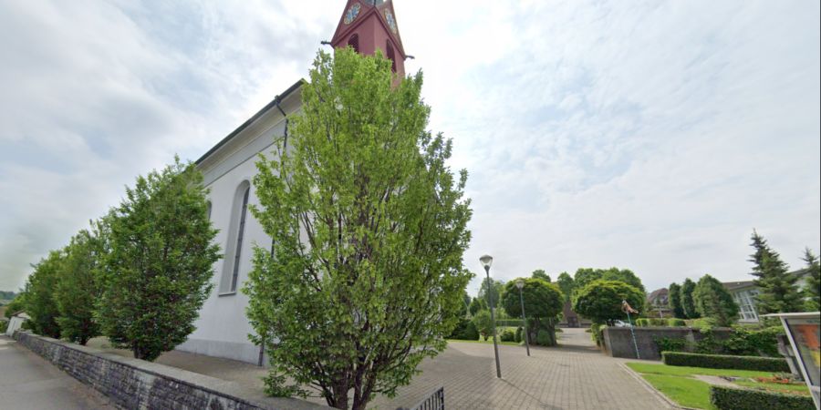 Der Eingang zur Kirche in Waltenschwil.