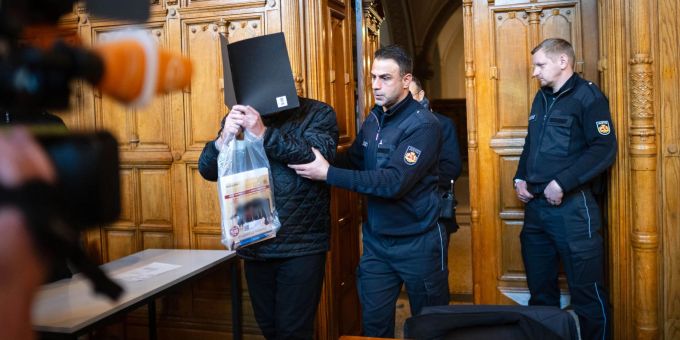 Vor dem Bremer Landgericht ist ein Ehepaar wegen versuchten Mordes auf einem Friedhof zu Freiheitsstrafen verurteilt worden. (Archivbild) Landgericht
