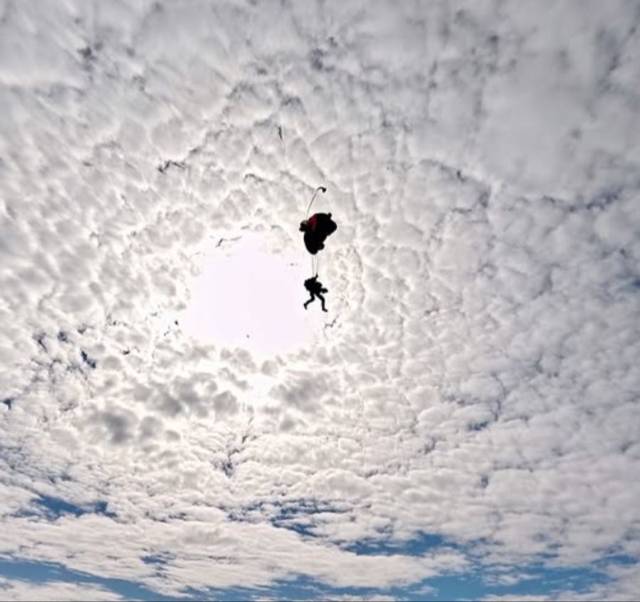 Hier fliegt der SRF-Moderator durch die Luft.