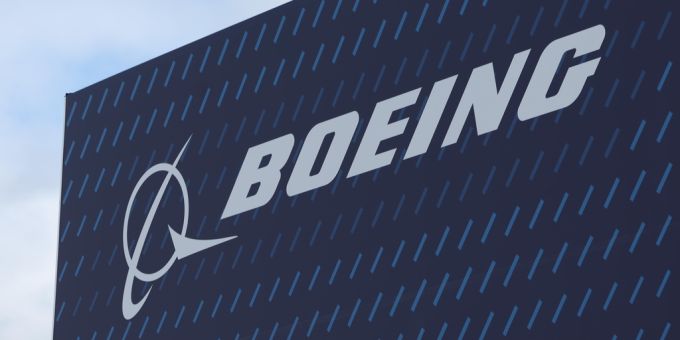 Der Flugzeugbauer Boeing will die Produktion der 737 Max trotz der Komplikationen erhöhen. boeing logo auf gebäude