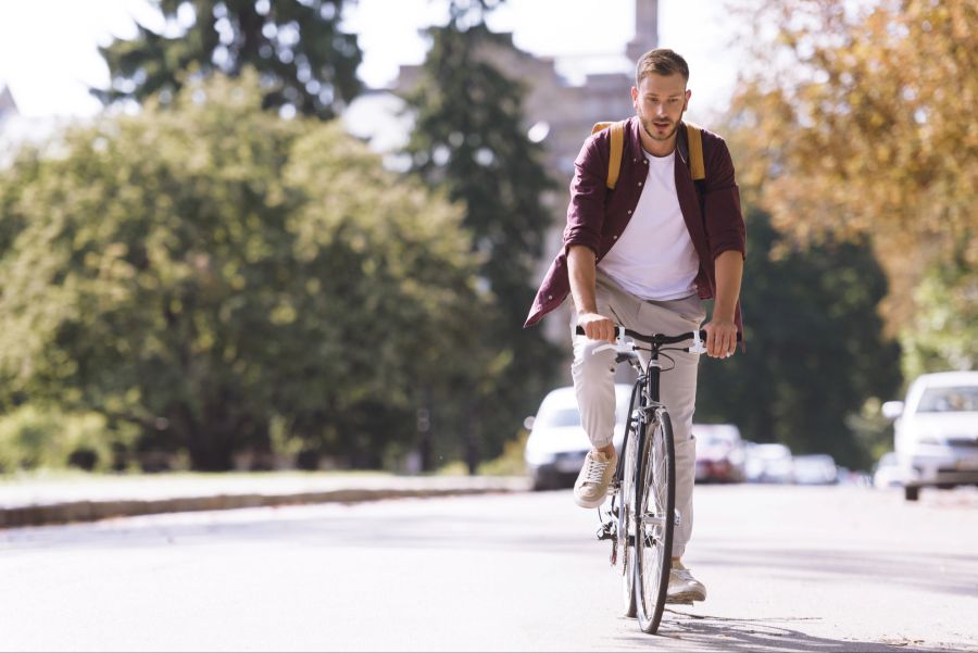 Mann fährt Fahrrad