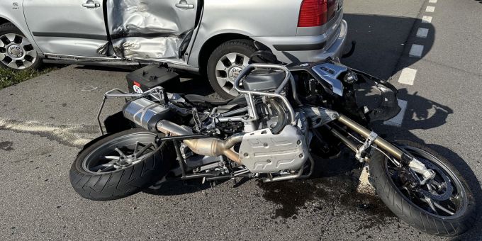 Bennau SZ - Motorradlenker (72) nach Unfall erheblich verletzt