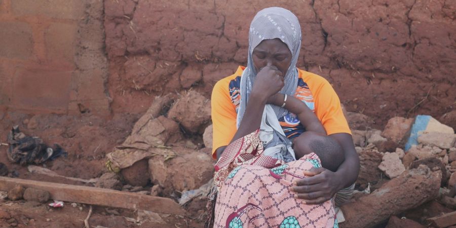 Eine Frau in der nigerianischen Stadt Mokwa, in der ein Unwetter schwere Zerstörungen angerichtet hat.