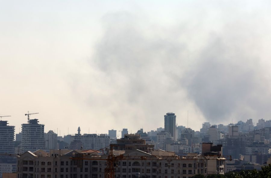 Eine Rauchwolke in Teheran, Iran, nach erneuten Angriffen von Israel.