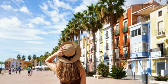 Farbenfrohe Fassaden, goldene Strände und entspannte Atmosphäre: Villajoyosa zählt bei Reisenden zu den Neuentdeckungen für den Sommer 2025. Villajoyosa