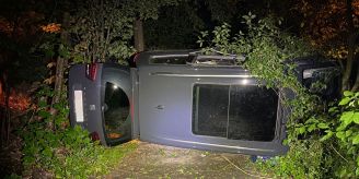 Zug ZG - Auto prallt gegen Baum und landet auf der Seite – Totalschaden