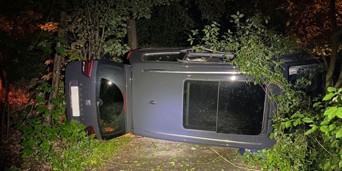 Zug ZG: Auto landet auf der Seite. Zug ZG