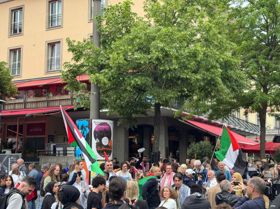 Menschen versammeln sich auf dem Basler Barfüsserplatz für eine Pro-Palästina-Demo.