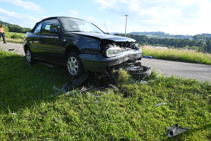 An den Fahrzeugen entstand Totalschaden. Totalschaden
