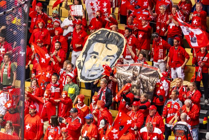 Die Schweizer Fans feiern Hockey-Legende «Büeli». Andres Ambühl