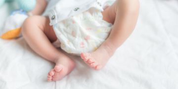 Babybeine mit Windel