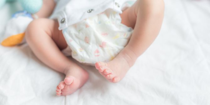 Babybeine mit Windel