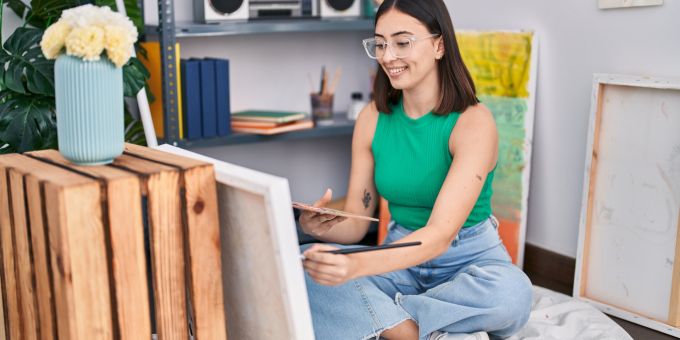 Nach Feierabend muss es nicht immer TV oder Smartphone sein – entdecke Hobbys, die dich aktiv und kreativ machen. Junge Frau malt