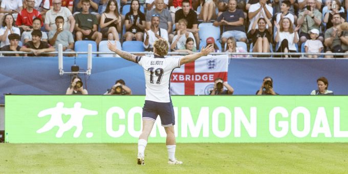 Harvey Elliott lässt sich an der U21-EM feiern. U21-EM