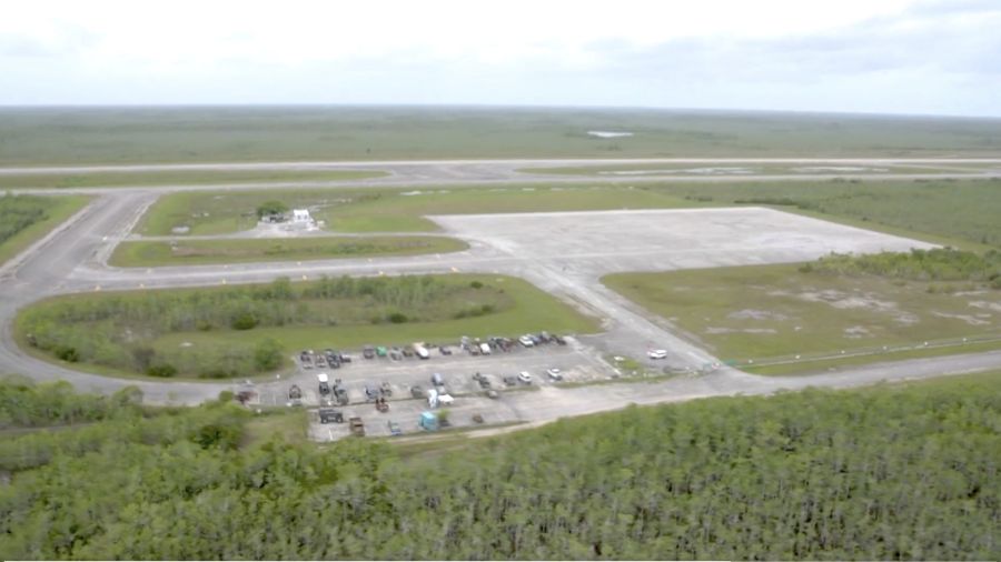 Abgelegener Flugplatz in den Everglades, etwa 45 Meilen (72 km) westlich von Miami. Hier soll nach Angaben der Behörden Floridas bereits in wenigen Tagen eine Haftanstalt für Einwanderer ent