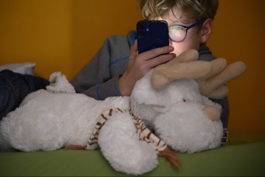 Statt selber zu posten und zu kommentieren, schauen viele jedoch lieber zu, was die anderen machen. (Symbolbild)