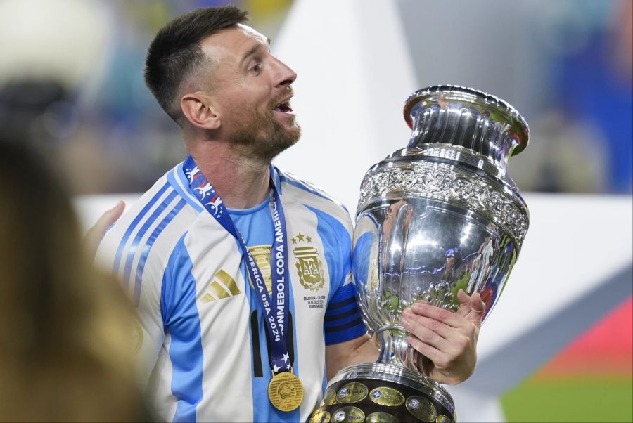 Messi mit der Copa-Trophäe. Es ist sein zweiter Titel bei der Südamerika-Meisterschaft.