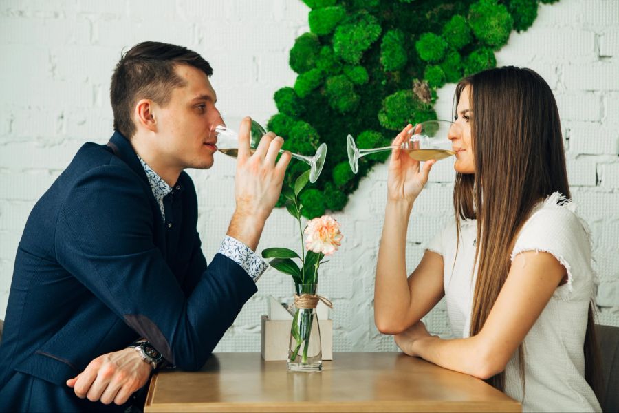 mann und frau trinken gemeinsam, café