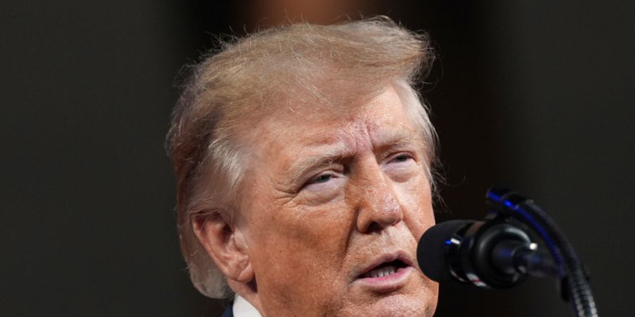 US-Präsident Donald Trump spricht auf einer Wahlkampfveranstaltung in der F&M Bank Arena. Foto: Alex Brandon/AP/dpa