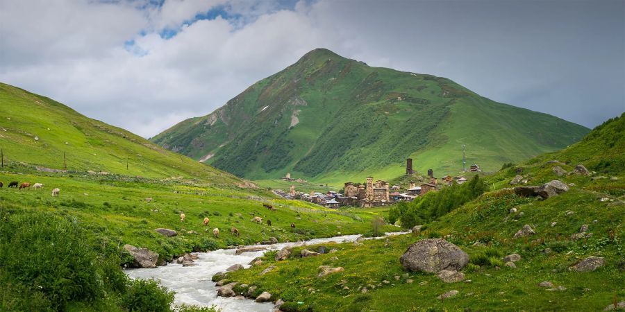 Wer nach Georgien reist, sollte den neuen Hinweis des Eidgenössischen Departements für auswärtige Angelegenheiten (EDA) zu Messern beachten. Bild: Adobe Stock