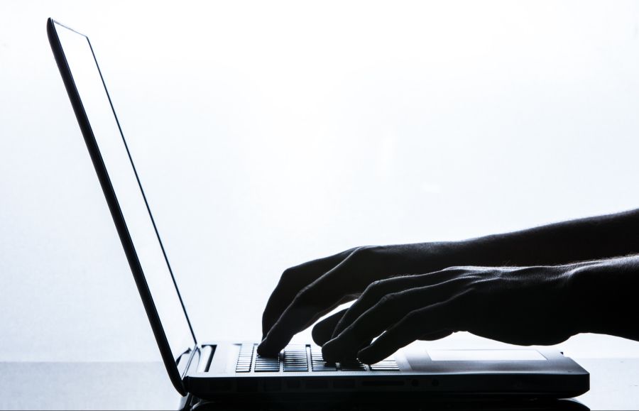 Die Forderungen der Täter werden mit der Zeit immer schlimmer – von Selbstverletzung über sexuelle Handlungen bis zu Suizid. (Symbolbild)